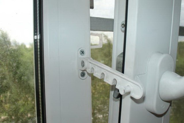Ограничитель открывания окна четырехпозиционный, гребенка, белый (F5001) (INT0015.07.)